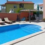 Cozy In With Outdoor Swimming Pool Apartment