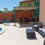 Apartment Cozy In With Outdoor Swimming Pool