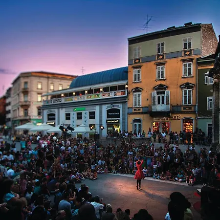 Апартаменти Cozy In With Wifi Пула