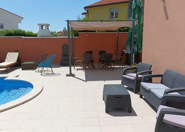 Апартаменти Cozy In With Wifi