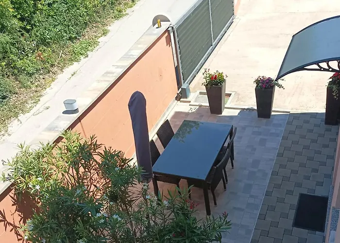 Апартаменти Cozy In With Wifi *